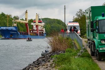 Polizei sucht im Nord-Ostseekanal nach Waffenteilen