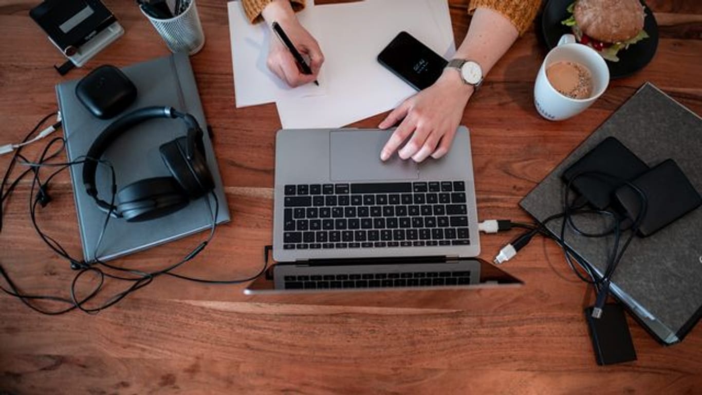 Viele Unternehmen wollen, dass ihre Beschäftigten so schnell wie möglich aus dem Homeoffice zurückkehren.