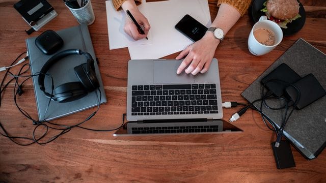 Viele Unternehmen wollen, dass ihre Beschäftigten so schnell wie möglich aus dem Homeoffice zurückkehren.