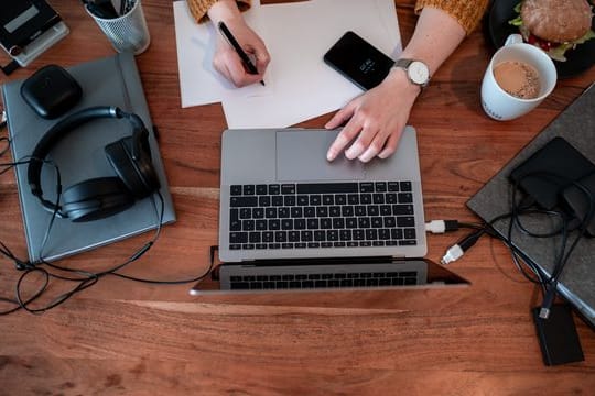 Viele Unternehmen wollen, dass ihre Beschäftigten so schnell wie möglich aus dem Homeoffice zurückkehren.