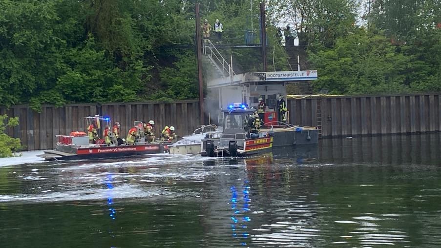 Brand im Jachthafen Neuwied: Vermutlich haben sich beim Tanken Benzindämpfe angesammelt und dann entzündet.