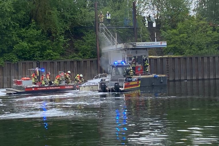 Brand im Jachthafen Neuwied: Vermutlich haben sich beim Tanken Benzindämpfe angesammelt und dann entzündet.