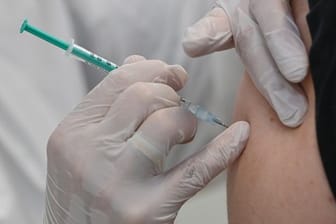 Während viele Menschen in Deutschland noch um einen Termin für eine Corona-Impfung kämpfen, arbeiten Hersteller schon an der nächsten Impfstoff-Generation.