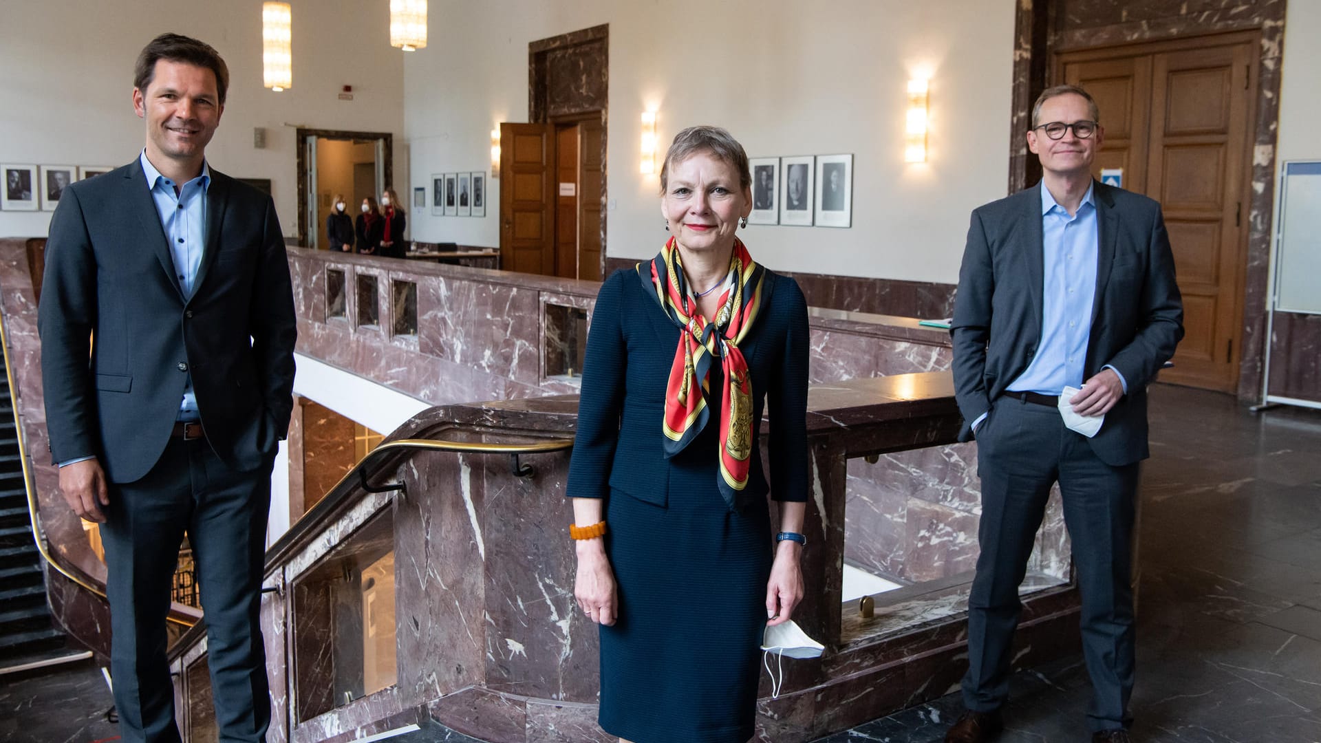 Berlin: Steffen Krach (l-r, SPD), Berliner Staatssekretär für Wissenschaft und Forschung, Sabine Kunst, Präsidentin der Humboldt-Universität zu Berlin, und Michael Müller (SPD), Regierender Bürgermeister von Berlin und Senator für Wissenschaft und Forschung.