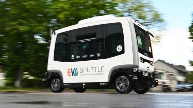 Ein autonom fahrender Minibus ist in einem Karlsruher Stadtteil im Einsatz. Ein autonom fahrender Minibus ist in einem Karlsruher Stadtteil im Einsatz.