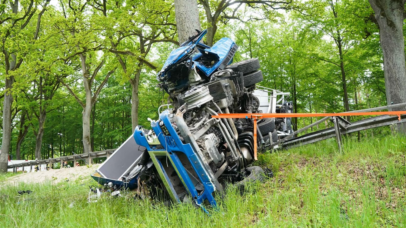 Lastwagenfahrer stirbt bei Unfall auf B1: Der Unfall ereignete sich zwischen Hoppegarten und Müncheberg.