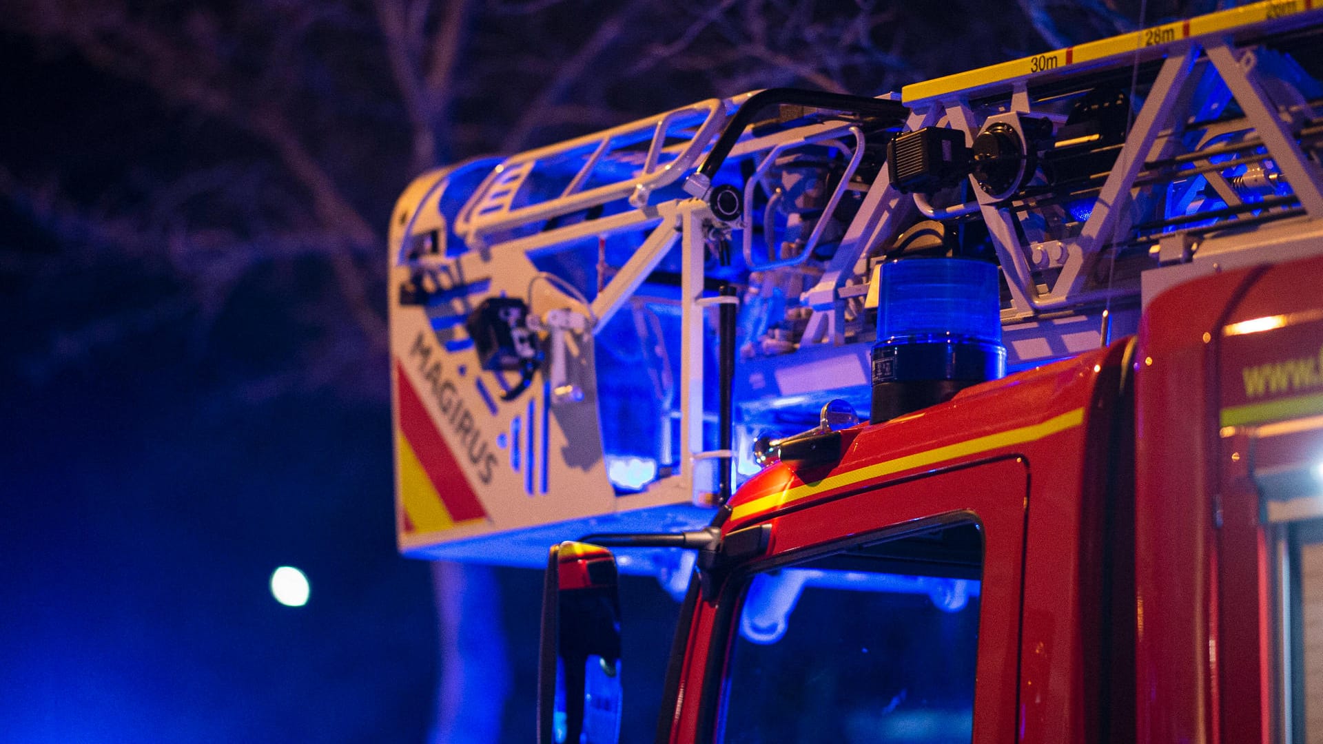 Feuerwehreinsatz (Symbolbild): Zunächst geriet der Dachstuhl des Einfamilienhauses in Brand, teilte die Polizei mit.