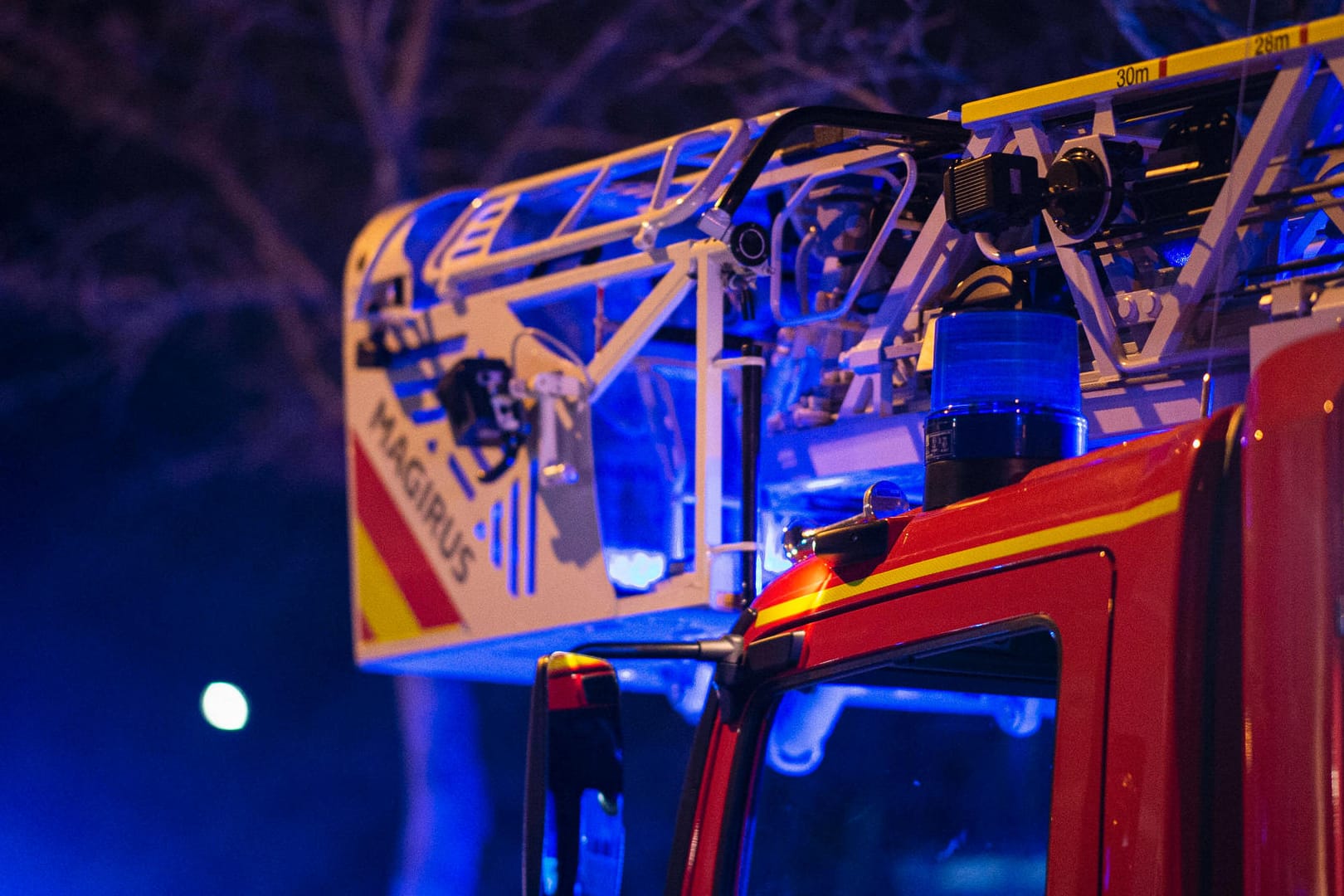 Feuerwehreinsatz (Symbolbild): Zunächst geriet der Dachstuhl des Einfamilienhauses in Brand, teilte die Polizei mit.