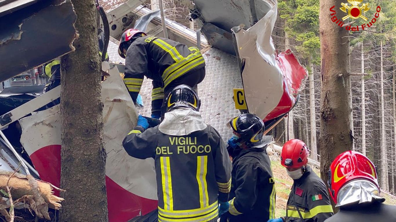 Rettungskräfte arbeiten am Wrack einer abgestürzten Gondel: 14 Personen kamen bei dem Unglück ums Leben.