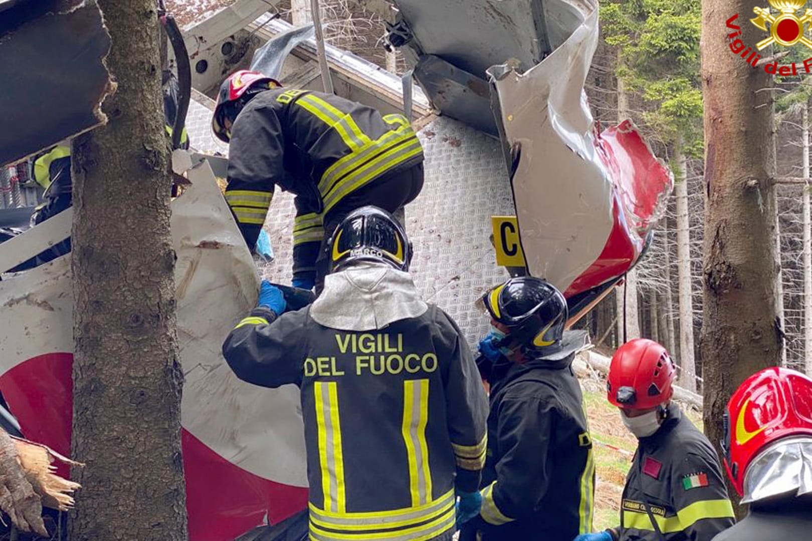 Rettungskräfte arbeiten am Wrack einer abgestürzten Gondel: 14 Personen kamen bei dem Unglück ums Leben.