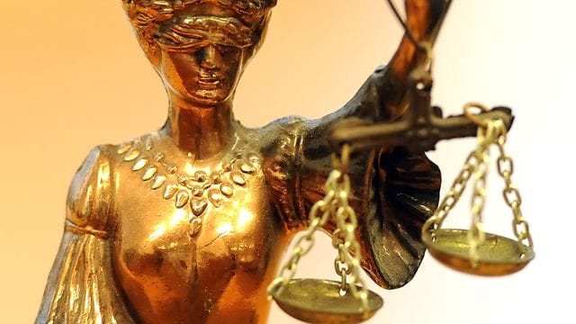 Eine goldfarbene Justitia-Figur