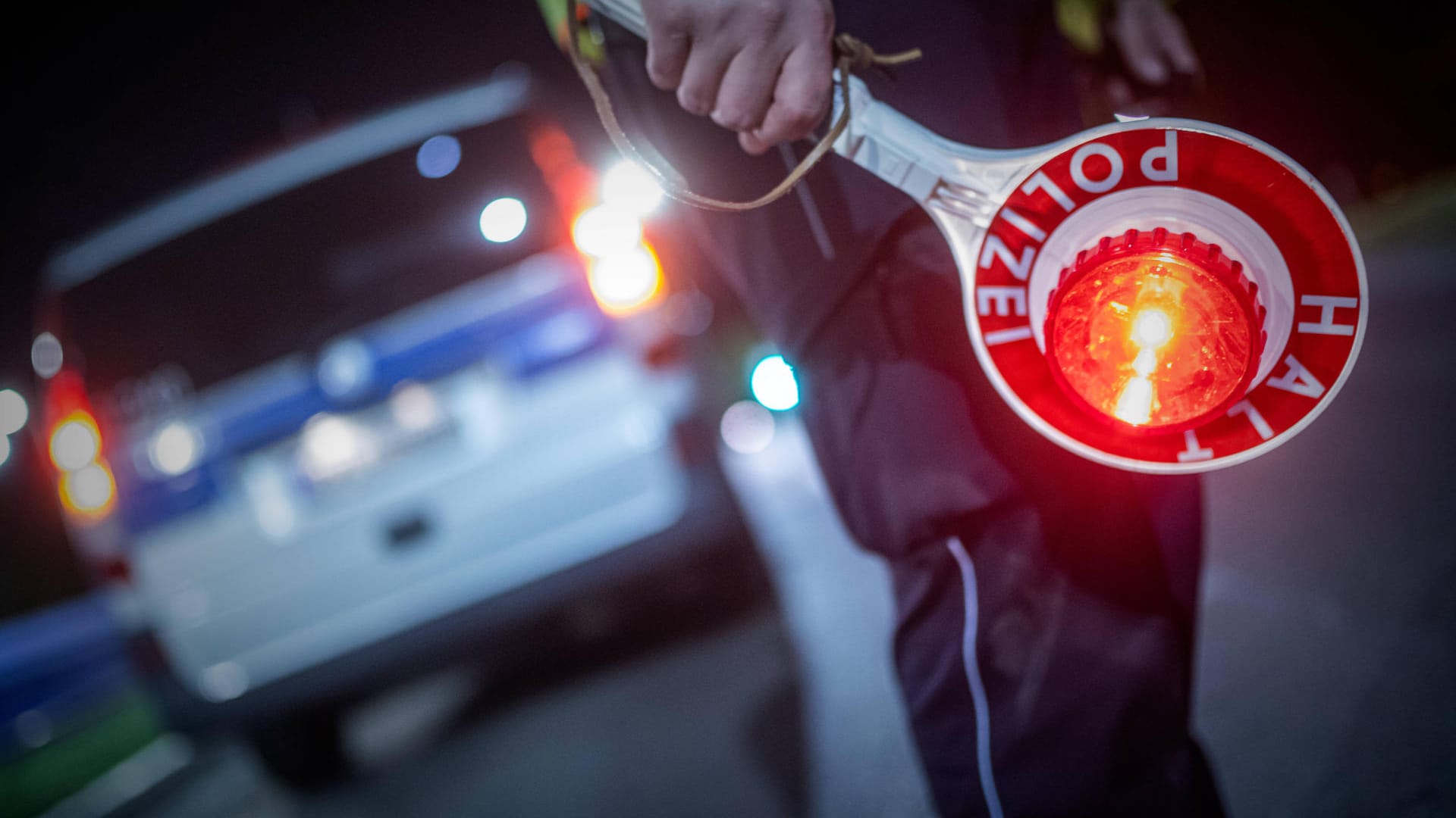 Ein Beamter der Polizei hält eine "Stopp"-Kelle in der Hand (Symbolbild): Die Polizei in Bremen sucht nun nach dem zweiten Fahrer. Ein Beamter der Polizei hält eine "Stopp"-Kelle in der Hand (Symbolbild): Die Polizei in Bremen sucht nun nach dem zweiten Fahrer.