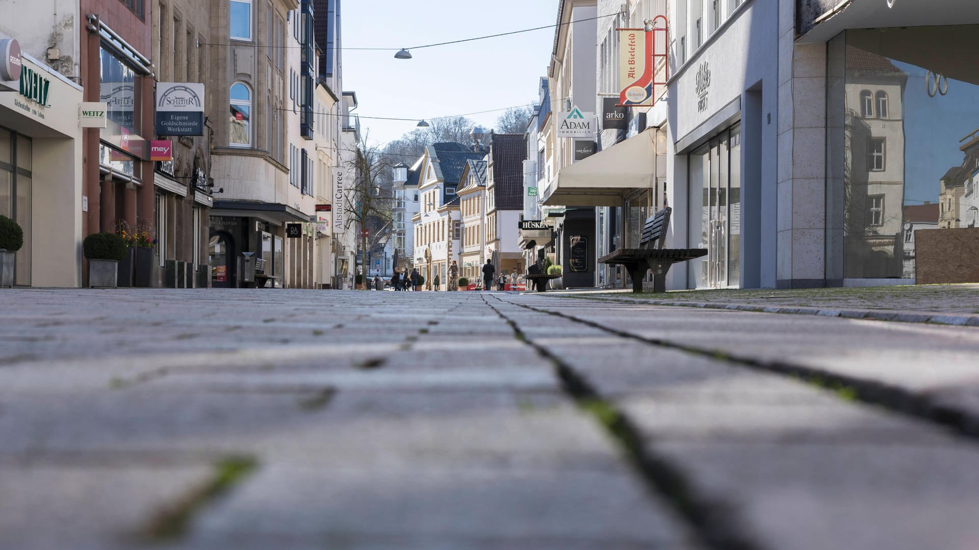 Eine Straße in der Bielefelder Innenstadt (Archivbild): Männer haben dort randaliert. Eine Straße in der Bielefelder Innenstadt (Archivbild): Männer haben dort randaliert.