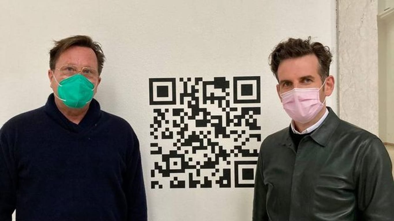 Die Mit-Kuratoren Arno Brandlhuber (l) und Olaf Grawert vor dem QR Code am Cloud Pavillon in Venedig.