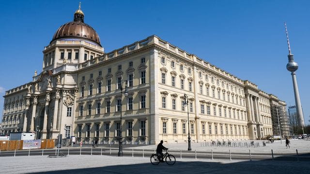 Nach einem digitalen Vorspiel will das Berliner Humboldt Forum nun Mitte Juli seine Türen für Besucherinnen und Besucher öffnen. Nach einem digitalen Vorspiel will das Berliner Humboldt Forum nun Mitte Juli seine Türen für Besucherinnen und Besucher öffnen.