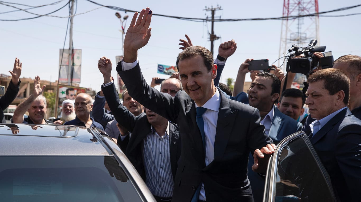Der syrische Präsident Baschar al-Assad vor einem Wahllokal: Die EU und andere westliche Staaten stufen die Wahl als unrechtmäßig und undemokratisch ein.