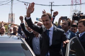 Der syrische Präsident Baschar al-Assad vor einem Wahllokal: Die EU und andere westliche Staaten stufen die Wahl als unrechtmäßig und undemokratisch ein.