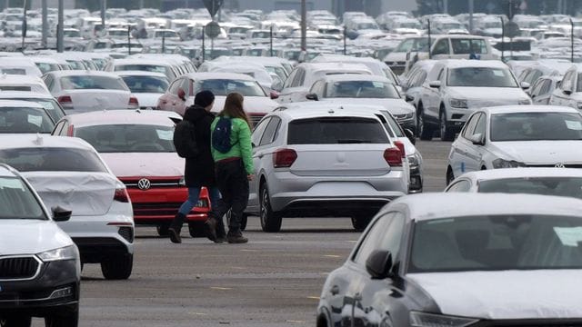 Greenpeace-Aktivisten gehen von Auto zu Auto und sammeln die darin steckenden Zündschlüssel ein.