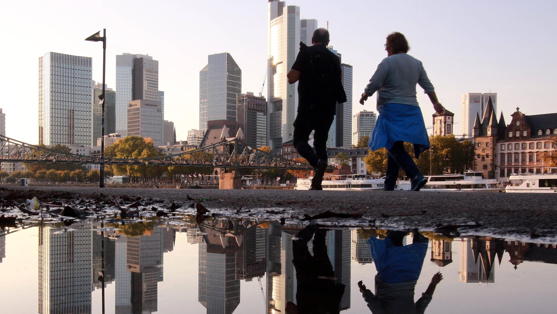 Skyline des Bankenviertels in Frankfurt am Main (Symbolfoto): Hunderte Millionen Euro wechseln an der Börse täglich die Besitzer.