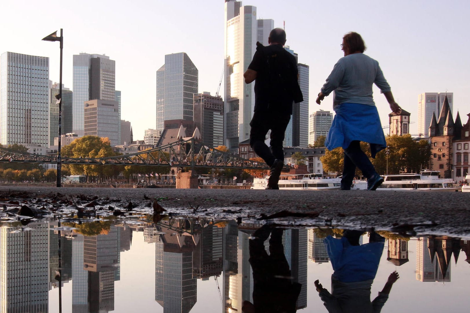 Skyline des Bankenviertels in Frankfurt am Main (Symbolfoto): Hunderte Millionen Euro wechseln an der Börse täglich die Besitzer.