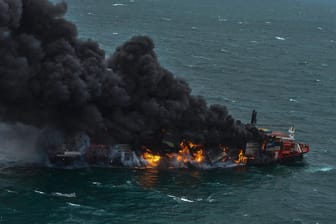Rauch über dem Containerschiff MV X-Press Pearl: Die Crew des Schiffes wurde bereits gerettet.