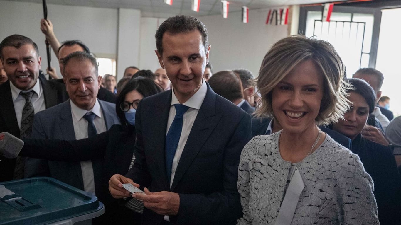 Syriens Präsident Baschar al-Assad und seine Frau Asma geben ihre Stimmen ab: Syriens Machthaber regiert weiter.