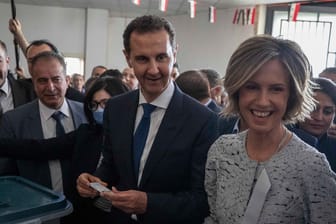 Syriens Präsident Baschar al-Assad und seine Frau Asma geben ihre Stimmen ab: Syriens Machthaber regiert weiter.