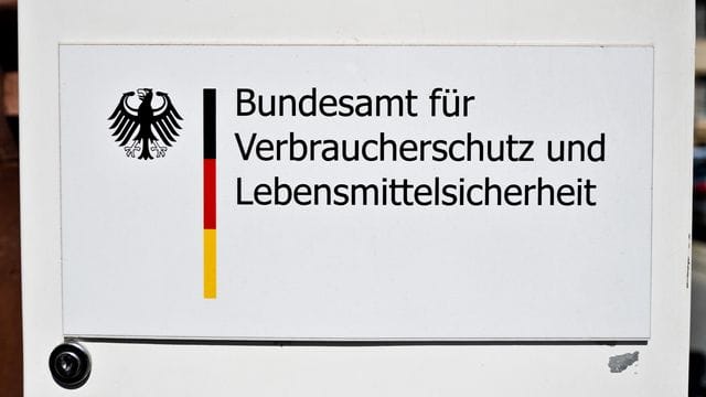 Das Bundesamt für Verbraucherschutz und Lebensmittelsicherheit warnt vor dem Verzehr einer Paprikasalami der Marke "Jeden Tag". Das Bundesamt für Verbraucherschutz und Lebensmittelsicherheit warnt vor dem Verzehr einer Paprikasalami der Marke "Jeden Tag".