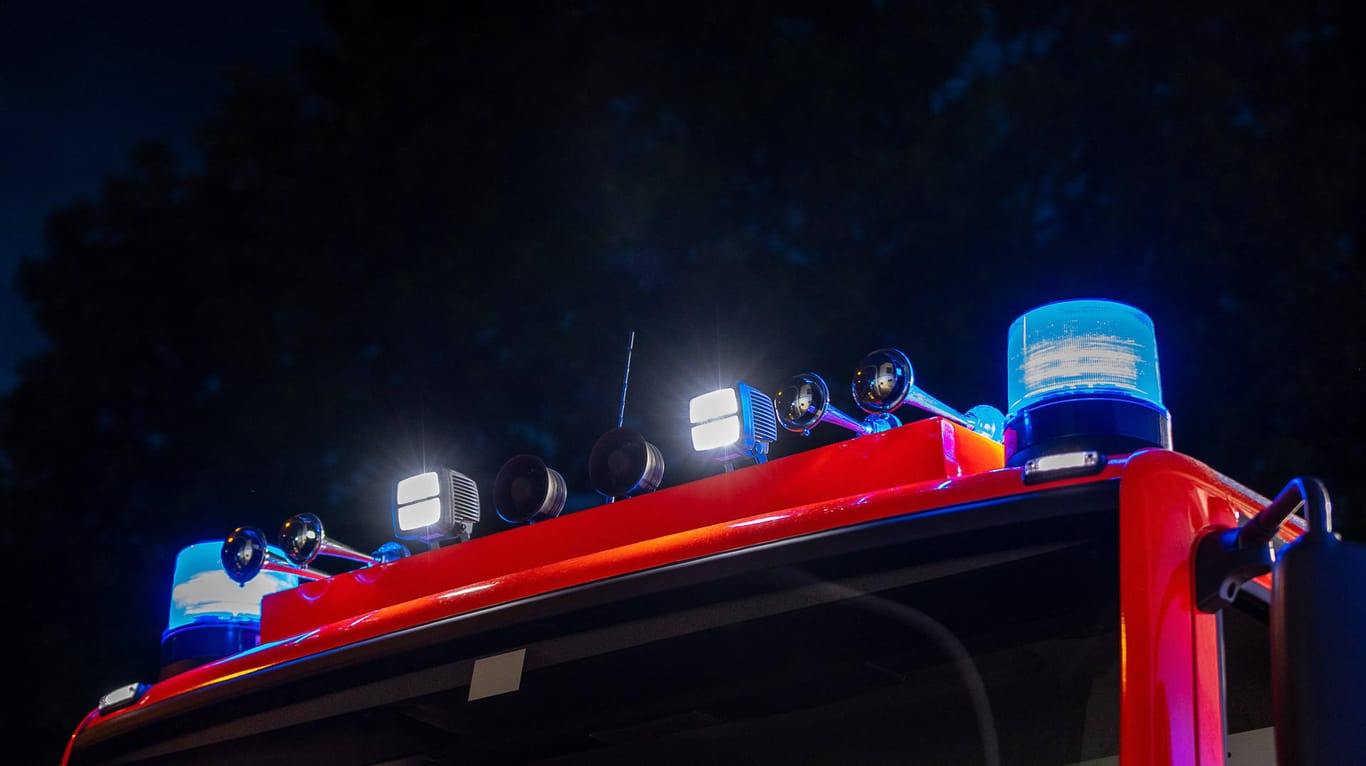 Blaulichter eines Feuerwehrwagens: Ein Brand bei einem Fleischwarenbetrieb hat im Schwarzwald einen Großeinsatz ausgelöst (Symbolfoto).