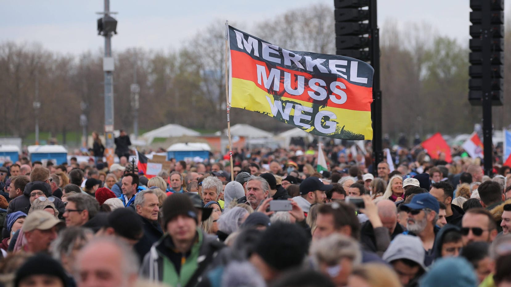 Grundrechte-Demo Zigtausende Menschen aller Altersgruppen und Gesellschaftsschichten demonstrieren auf den Cannstatter W