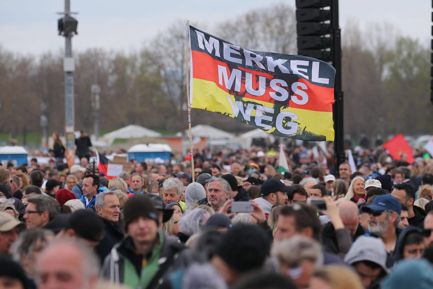 Grundrechte-Demo Zigtausende Menschen aller Altersgruppen und Gesellschaftsschichten demonstrieren auf den Cannstatter W