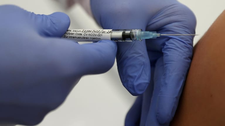 Impfung gegen das Coronavirus: "Wir bekommen wenig bis gar keinen Impfstoff für Erstimpfungen", sagte die Vorsitzende des Hausärzteverbands Hamburg, Jana Husemann.