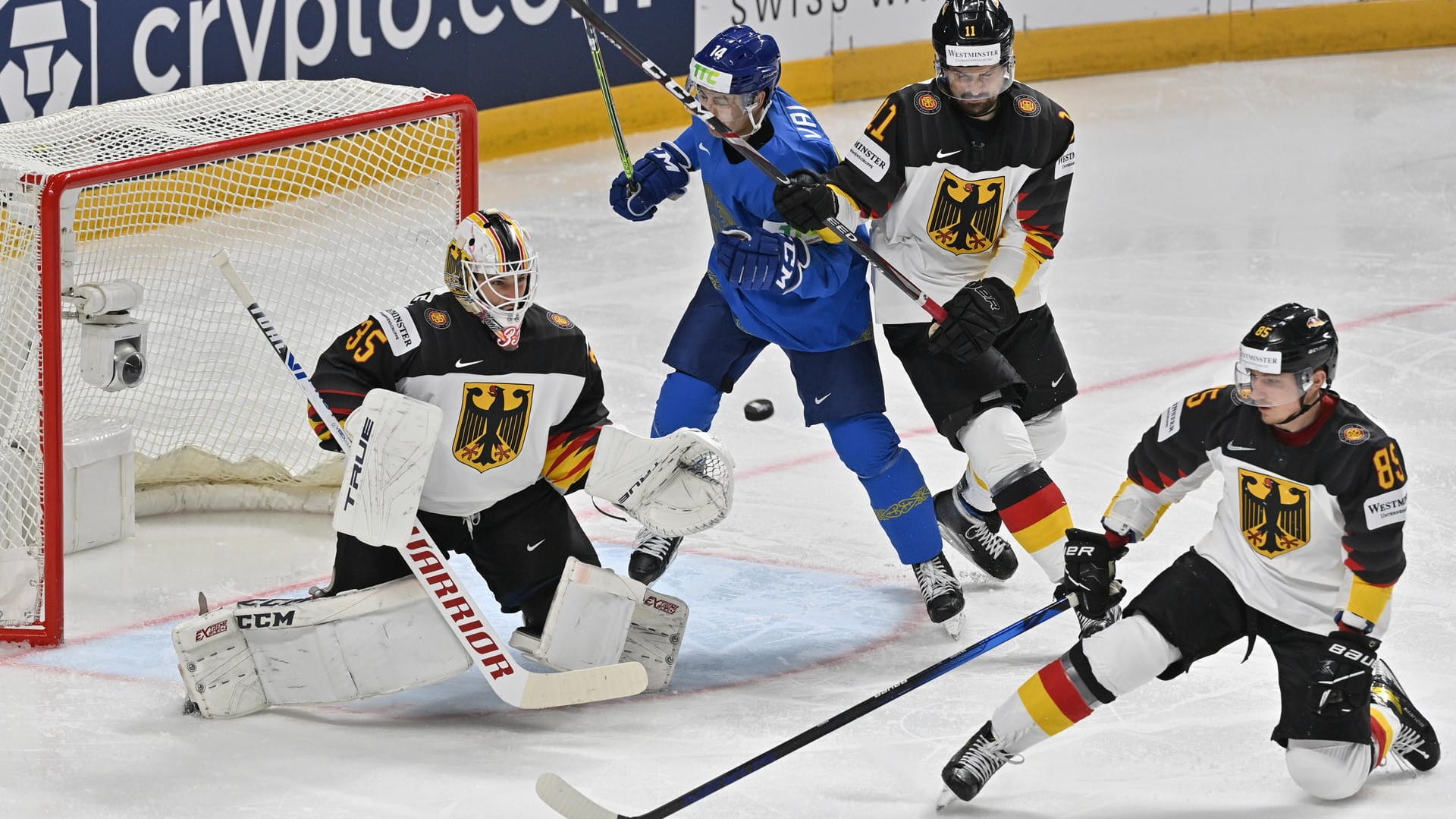 Bewegung vor dem Tor: Deutschlands Goalie Mathias Niederberger (l.) greift vor Kasachstans Curtis Valk (M.) nach dem Puck.