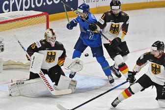 Bewegung vor dem Tor: Deutschlands Goalie Mathias Niederberger (l.) greift vor Kasachstans Curtis Valk (M.) nach dem Puck.