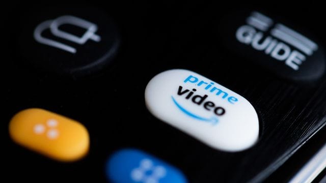 Ein Button für den direkten Start der App des Streaming Anbieters Prime Video auf einer Fernbedienung. Ein Button für den direkten Start der App des Streaming Anbieters Prime Video auf einer Fernbedienung.
