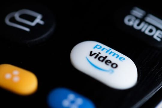 Ein Button für den direkten Start der App des Streaming Anbieters Prime Video auf einer Fernbedienung.