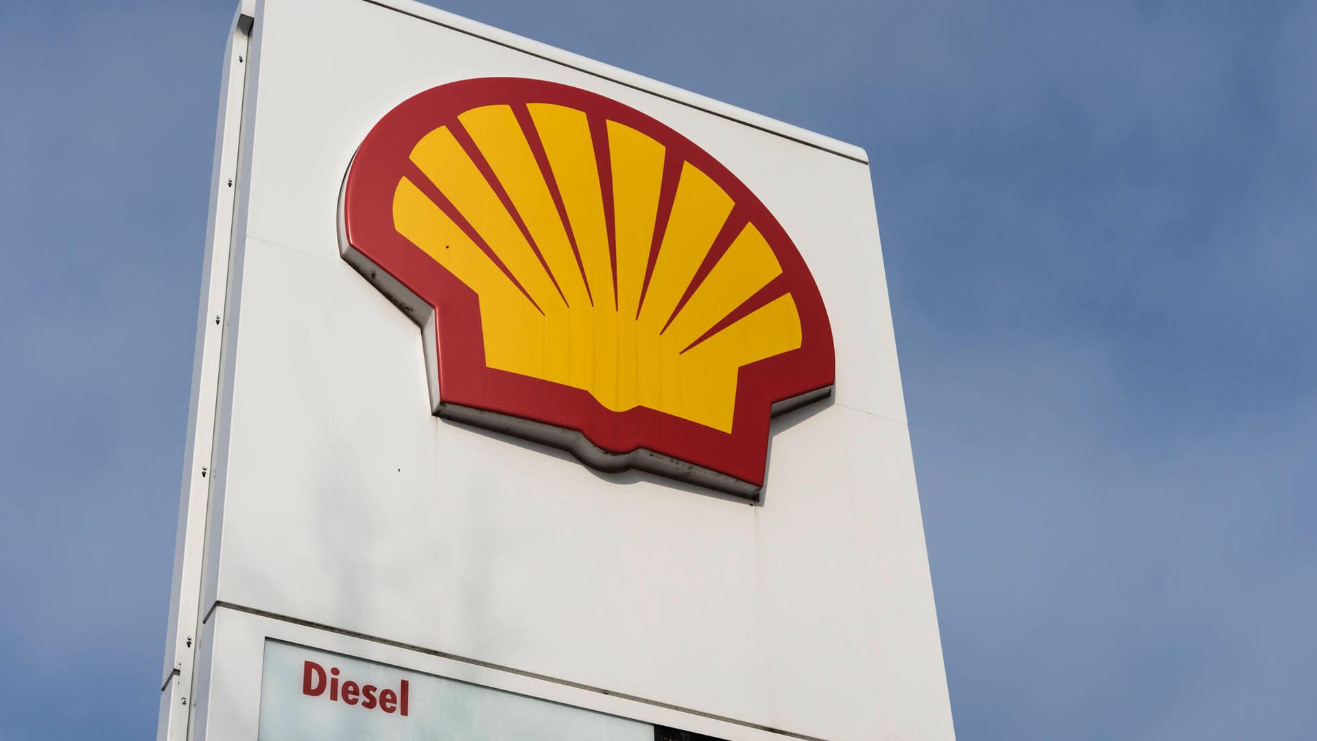 Shell-Logo an einer Tankstelle (Symbolbild): Das Ölunternehmen muss schärfe Klimaziele einhalten.