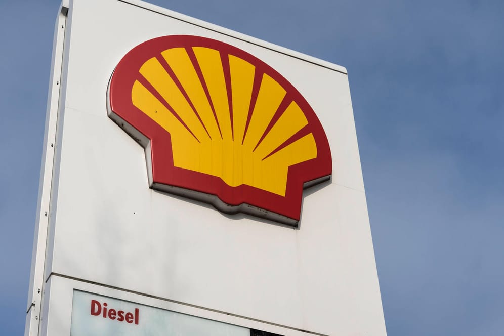 Shell-Logo an einer Tankstelle (Symbolbild): Das Ölunternehmen muss schärfe Klimaziele einhalten.
