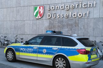 Ein Polizeiwagen steht vor dem Düsseldorfer Landgericht (Symbolbild): Der Angeklagte sitzt seit mehreren Monaten in Untersuchungshaft.