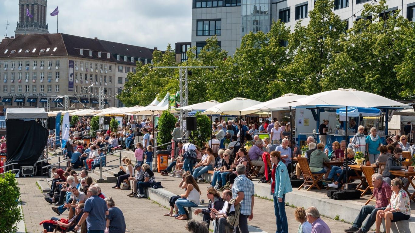 Gäste verweilen am Bootshafen in Kiel (Archivbild): Die Veranstaltungen des Kultursommers finden in der Innenstadt am Bootshafen, rund um die Förde und auf dem MFG-5-Gelände statt.