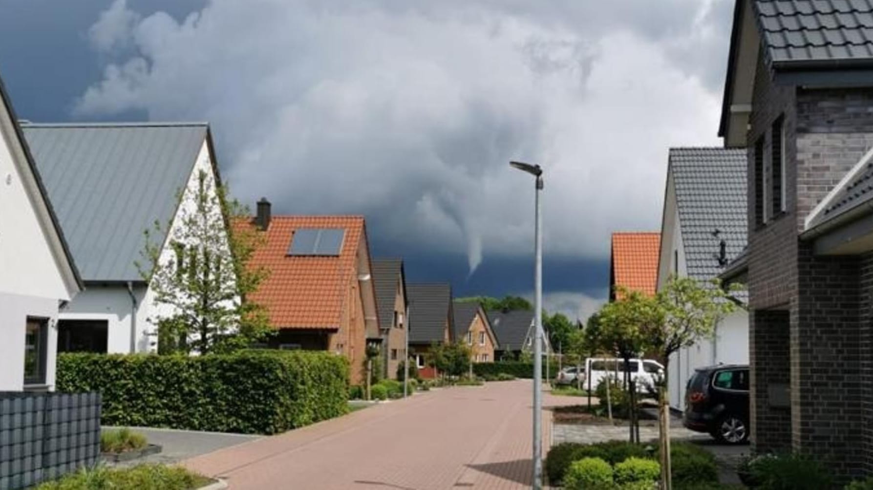 Der Tornado im Borkener Ortsteil Weseke: Die Windhose wirbelte durch den nördlichen Teil des Ortes. Der Tornado im Borkener Ortsteil Weseke: Die Windhose wirbelte durch den nördlichen Teil des Ortes.