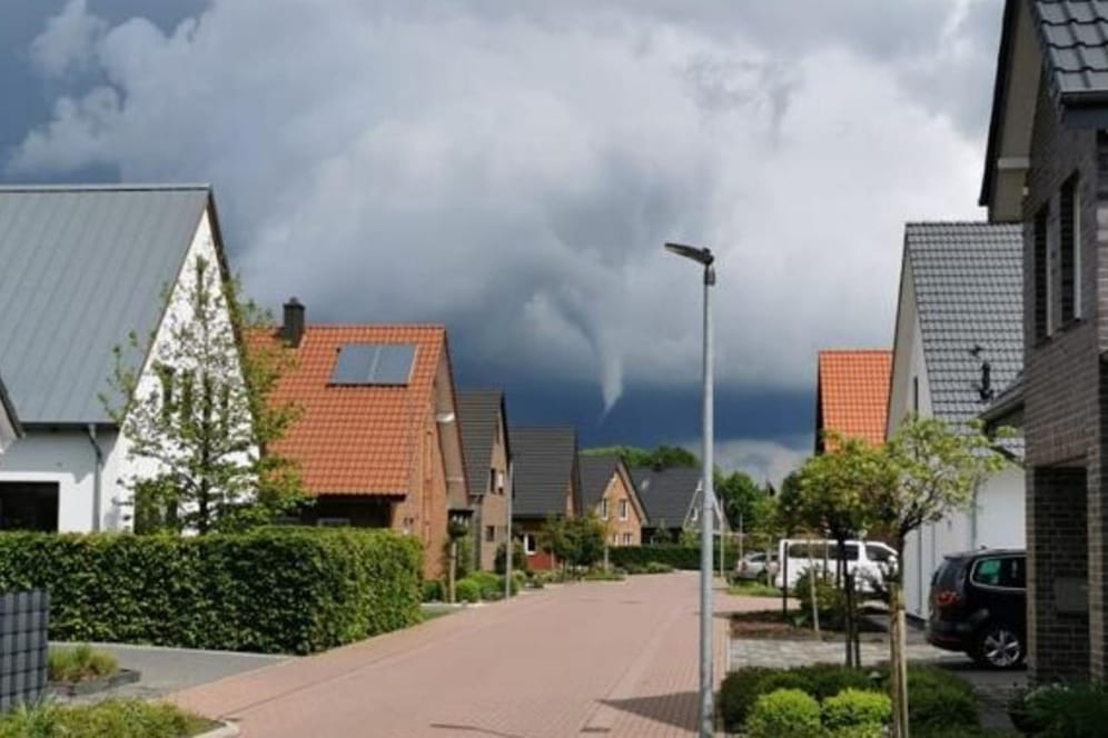 Der Tornado im Borkener Ortsteil Weseke: Die Windhose wirbelte durch den nördlichen Teil des Ortes.