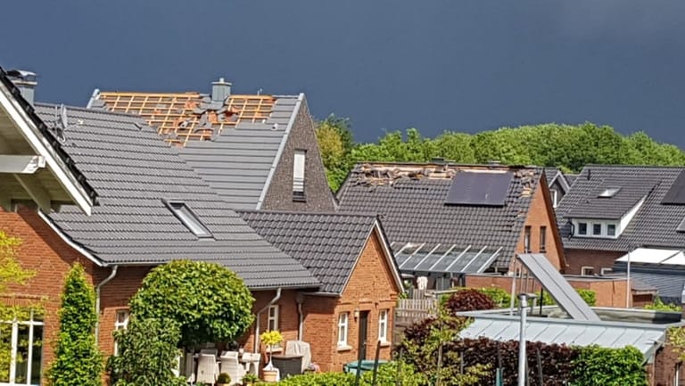 Beschädigte Dächer in Borken: Rund 30 Einfamilienhäuser wurden teilweise abgedeckt.
