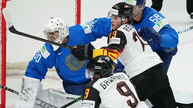 Hat umkämpftes Match: Deutschlands Leon Gawanke (9) und Lukas Reichel vor dem kasachischen Tor. Hat umkämpftes Match: Deutschlands Leon Gawanke (9) und Lukas Reichel vor dem kasachischen Tor.