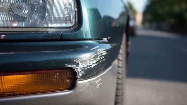 Auch wenn bei einem Unfall "nur" eine Leitplanke beschädigt wurde: Wer weiterfährt ohne die Polizei zu rufen und zu warten, hat Unfallflucht begangen. Auch wenn bei einem Unfall "nur" eine Leitplanke beschädigt wurde: Wer weiterfährt ohne die Polizei zu rufen und zu warten, hat Unfallflucht begangen.
