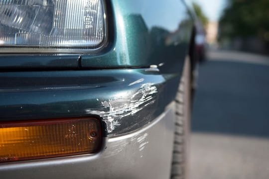Auch wenn bei einem Unfall "nur" eine Leitplanke beschädigt wurde: Wer weiterfährt ohne die Polizei zu rufen und zu warten, hat Unfallflucht begangen.