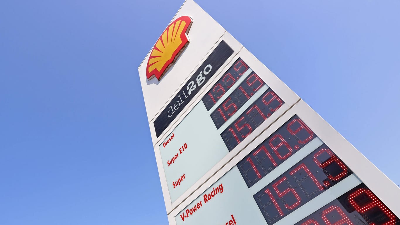 Shell-Tankstelle (Symbolbild): Weniger Emissionen heißt im Umkehrschluss ein deutlich geringerer Verkauf von Öl und Gas.