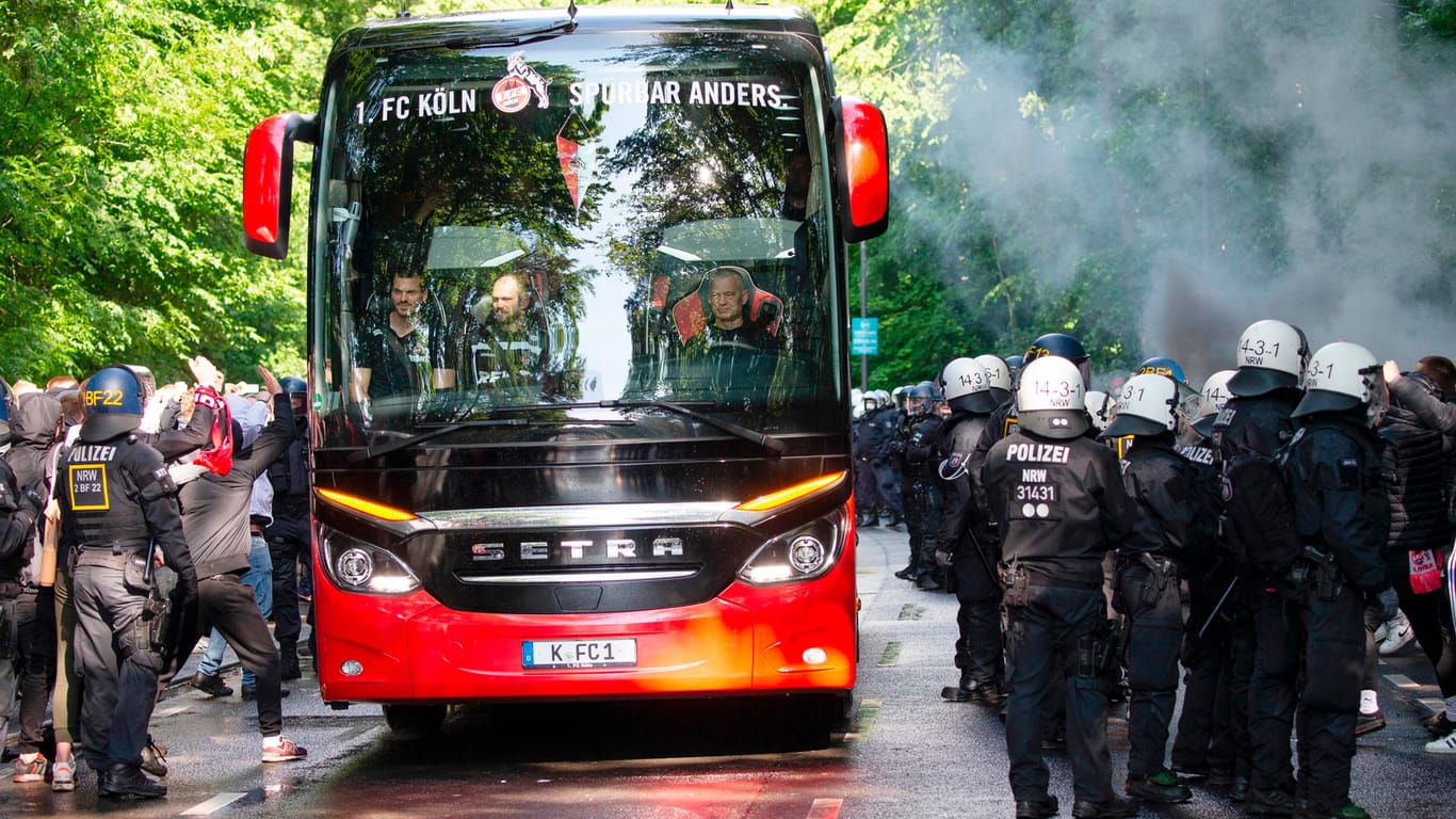 Der Kölner Mannschaftsbus erreicht das Stadion: Hunderte Fans empfingen die Profis und zündeten Rauchbomben.