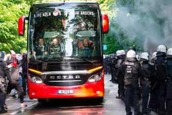 Der Kölner Mannschaftsbus erreicht das Stadion: Hunderte Fans empfingen die Profis und zündeten Rauchbomben.