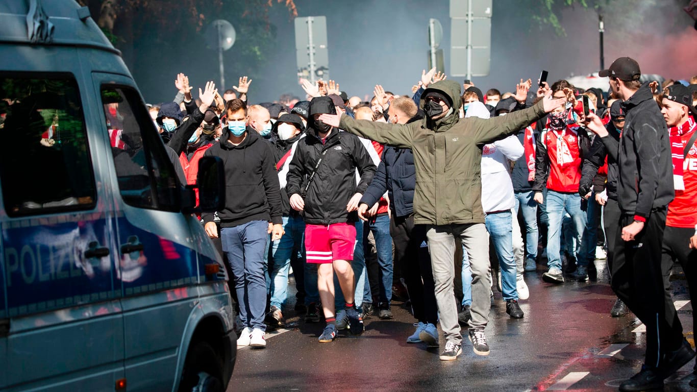 Fans blockieren die Straße: Der 1. FC Köln wurde von hunderten Anhängern begrüßt.